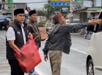 PDI Perjuangan Kabupaten Pasuruan Bagikan Ribuan Paket Sembako ke kader Banteng