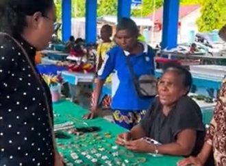 Ruth Naomi Rumbaku Apresiasi Hasil Kerajinan Mama-Mama di Pasar Bosnik