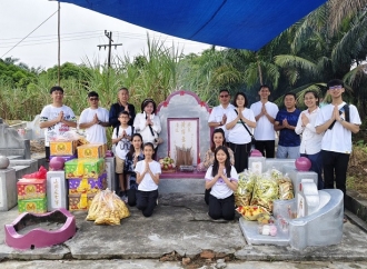 Wong Chun Sen Tarigan dan Keluarga Gelar Cheng Beng di Rantauprapat
