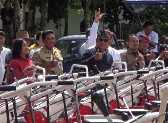 I Nyoman Adi Wiryatama Serahkan Sejumlah Alat dan Bibit Kepada Ratusan Kelompok Tani di Kabupaten Tabanan