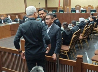 Hadir di Pengadilan Tipikor, Ganjar Suntik Semangat ke Hasto Kristiyanto