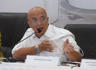 Dony Oekon Serahkan Bantuan Mesin Tempel ke Nelayan di Kecamatan Cibalong