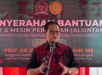 Rokhmin Dahuri Serahkan Bantuan Alsintan ke Sejumlah Poktan Petani Cirebon