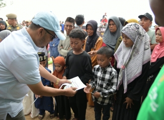 Zainal Arifin Beri Santunan ke Anak Yatim