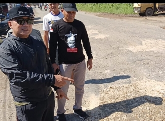 Sujiwo Tinjau Langsung Kondisi Jalan Rusak di Kubu Raya yang Banyak Dikeluhkan Warga
