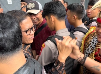 Dukungan Masyarakat Dayak Warnai Kedatangan Hasto Kristiyanto di Pengadilan Tipikor