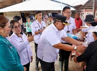Robby Dondokambey Semangati dan Salurkan Bantuan Kepada Korban Banjir di Kelurahan Kiniar dan Tolour