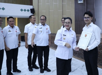 Ini Pesan Penting Agustina Saat Serahkan Ratusan SK Pengangkatan CPNS