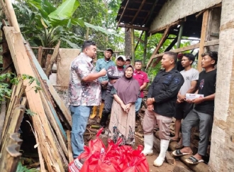 Yudha Puja Peduli Kaum Dhuafa, Kunjungi Lansia Emak Elah yang Rumahnya Roboh 