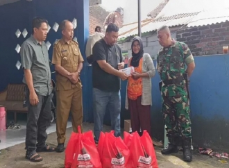 Yudha Puja Turnawan Kunjungi Janda Tua Korban Rumah Roboh di Tarogong Kidul