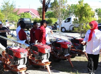 Agus Ambo Djiwa Salurkan Bantuan 21 Unit Traktor Tangan Kepada Petani Pasangkayu