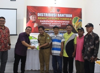 Sonny Bagikan 60 Ton Benih Jagung Untuk Masyarakat di Kabupaten Bondowoso