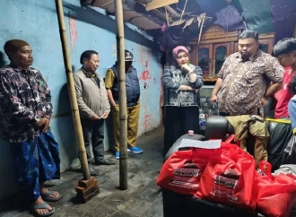 Yudha Puja Turnawan Turun Langsung Bantu Warga Korban Rumah Roboh di Wanaraja