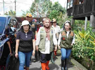 Vanda Sarundajang Tinjau Langsung Lokasi Pengungsian Warga Terdampak Bencana di Kecamatan Kakas dan Remboken
