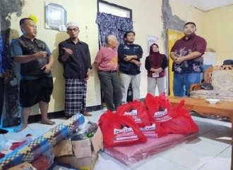 Yudha Puja Turnawan Beri Bantuan dan Serukan Peduli Lansia Korban Kebakaran di Tanjung Kidul