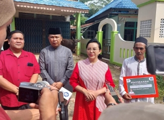 Karolin Serahkan Bantuan Hewan Kurban kepada Jemaah Masjid Babul Hafadzah