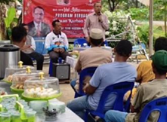 Deddy Yevri Sitorus Serahkan Bantuan Sapi Kurban Kepada Masyarakat di Pulau Sebatik