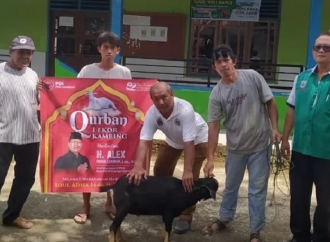Alex Indra Lukman Bagikan Kurban di Tiap Masjid di Mentawai: Rasa Syukur dan Hadir Bersama Masyarakat
