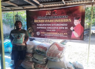 Sonny Salurkan 50 Ton Bantuan Benih Padi untuk Petani di Situbondo
