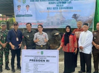Tjhai Chui Mie Serahkan Sapi Kurban Sumbangan Langsung Presiden dan Sapi dari Pengusaha SPBU