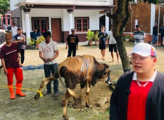 Abraham Garuda Laksono Berkurban Satu Ekor Sapi di Padepokan Kebangsaan Karang Tumaritis
