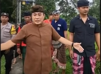 I Gusti Ngurah Kesuma Kelakan Serahkan Bantuan Jalan Usaha Tani di Gianyar