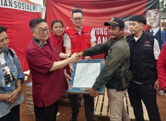 Darmadi Durianto Tinjau Lokasi Kebakaran Kapuk Muara dan Serahkan Bantuan untuk Korban