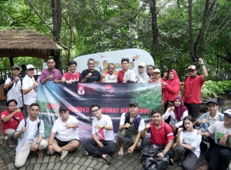TMP Kota Surabaya Gelar Bersih-bersih Kebun Raya Mangrove Wonorejo
