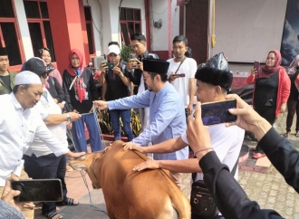 PDI Perjuangan Karawang Bagikan Daging 3 Sapi Kurban Untuk Kader dan Warga 