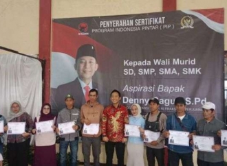 Denny Cagur Serahkan Beasiswa PIP ke Warga di Kecamatan Cipongkor