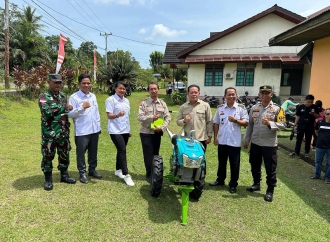 Paolus Hadi Serahkan Bantuan Alsintan Handsprayer, Pompa Air, Handtraktor di Kecamatan Balai