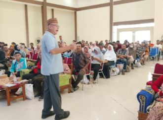 Harris Bagikan Perjuangan Hidup & Karir Politik Melalui Buku Kepada Masyarakat Slawi
