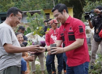 Cegah Banjir & Tanah Longsor, Bane Pimpin Gerakan Menanam Tanaman di Kelurahan Parapat