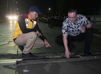 Hardiyanto Kenneth Sidak Jalanan yang Rusak di Flyover Jembatan Dua