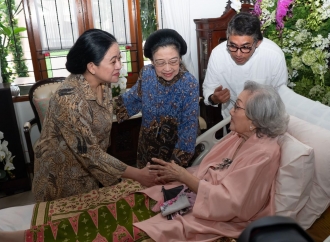 Megawati Berikan Selimut untuk Istri Hoegeng Sebagai Kado Ulang Tahun ke-100