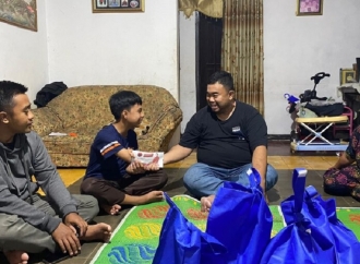 Yudha Puja Kunjungi dan Beri Bantuan Rafa, Anak Disabilitas Tuna Daksa di Wanasari Wanaraja