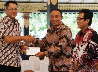 Danang Serahkan Tali Asih Kepada 321 Anggota Korpri Purna Tugas