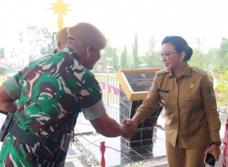 Bupati Karolin Hadiri Serah Terima Jabatan Danyon Armed 16/Tumbak Kaputing