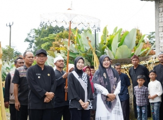 Ineu Purwadewi Sosper Sekaligus Syukuran Lembur Bersama Warga Desa Palasari Subang