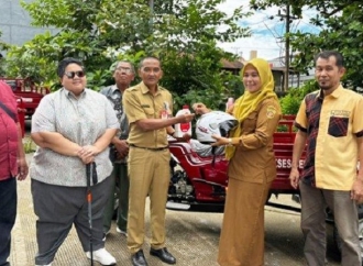 Ananda Moeis Serahkan Bantuan 26 Motor Sampah Untuk 16 Kelurahan di Samarinda