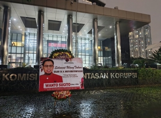 Karangan Bunga Ucapan Ulang Tahun Wanto Sugito untuk Sekjen PDI Perjuangan Terpasang di Gedung KPK