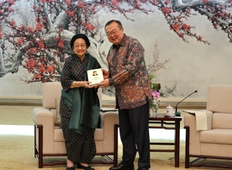 Presiden Xi Jinping Serahkan Buku Tata Kelola Pemerintahan Tiongkok kepada Megawati