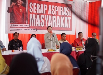 Chicha Koeswoyo Serahkan Bantuan Alkes Untuk Posbindu di Kelurahan Gandaria Selatan