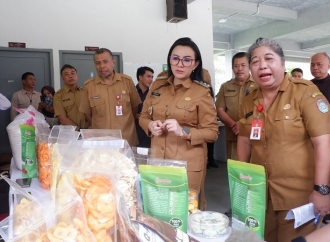 Karolin Gunting Pita 'Grand Opening' Raja Ayam Asap, Diharapkan Dukung PAD