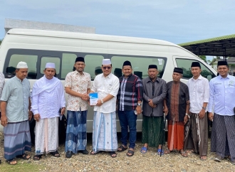Jamaluddin Idham Serahkan Bantuan Mobil Operasional ke Abuya Syehk H. Amran Waly Al-Khalidi