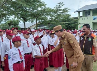 Kamarudin Muten Monitoring dan Memotivasi Hari Pertama Masuk Sekolah di Belitung Timur