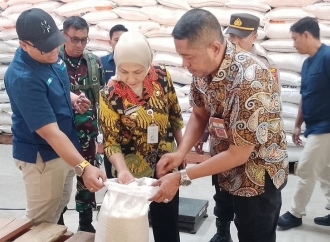 Mbak Tika Beri Bantuan Beras Bulog ke 68.000 KK Warga Miskin di Kendal