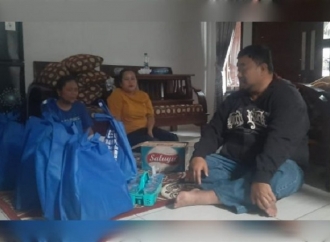Yudha Puja Turnawan Turun Langsung ke Rumah Lansia Korban Kebakaran di Bagendit