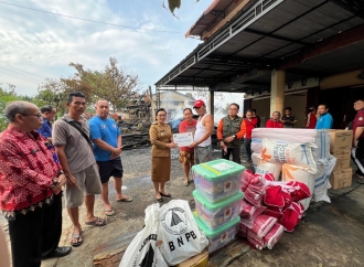 Karolin Tinjau Lokasi Kebakaran Empat Ruko dan Serahkan Bantuan di Jalan Serimbu-Ngabang