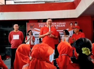 Baguna Kota Bekasi Bagikan Kacamata dan Pemeriksaan Kesehatan Gratis